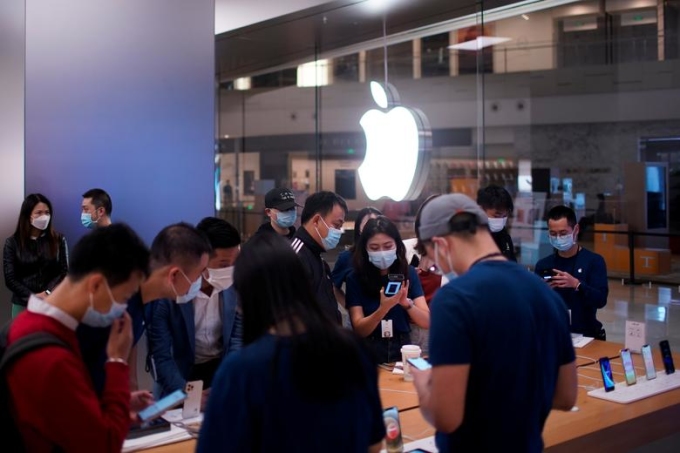 Bên trong một Apple Store ở Thượng Hải. Ảnh: Reuters