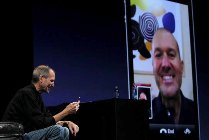 Steve Jobs (trái) trò chuyện video bằng iPhone với Jonathan Ive trong sự kiện năm 2010. Ảnh: Reuters