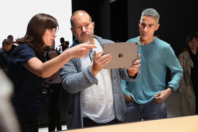 Jonathan Ive (giữa) trong một sự kiện của Apple hồi tháng 6/2019. Ảnh: New York Times