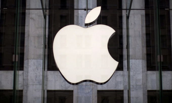 Logo bên ngoài Apple Store ở thành phố New York của Mỹ. Ảnh:Reuters