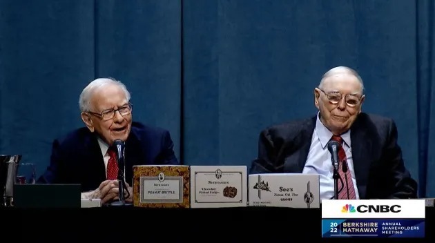 Warren Buffett và Charlie Munger tại hội nghị với các nhà đầu tư Berkshire Hathaway. Ảnh: CNBC